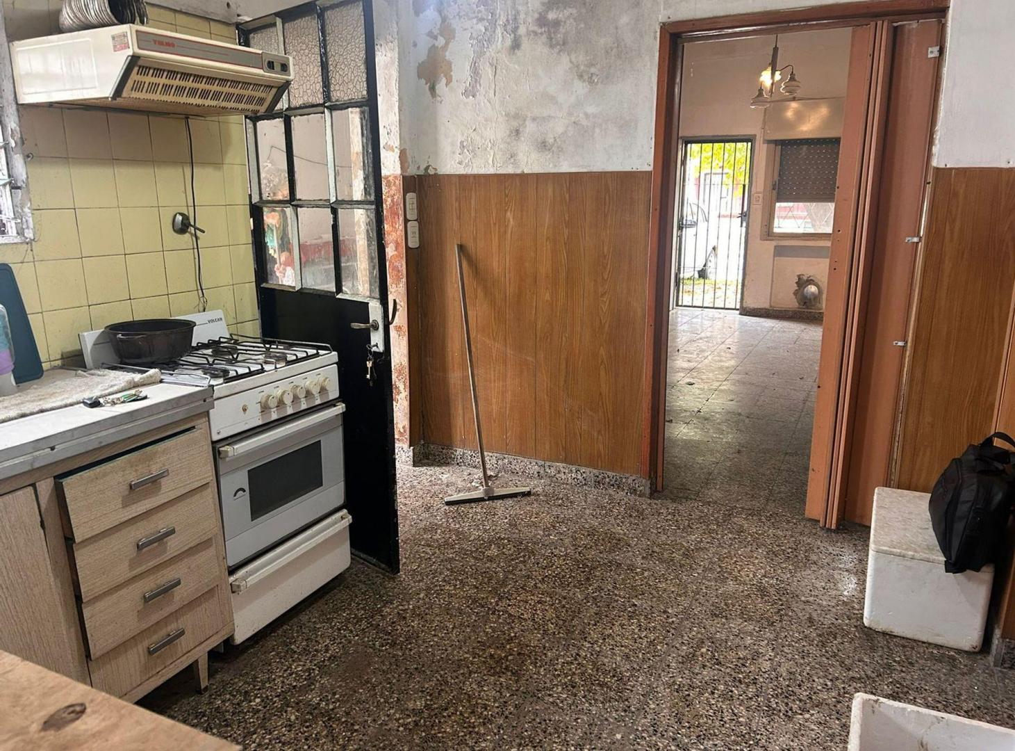 Foto de CASA 3 AMB EN VENTA EN TEMPERLEY A REFACCIONAR, imagen 3