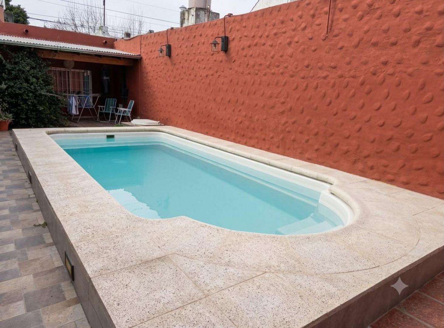 Foto de CASA 5 AMB EN VENTA CON PILETA LOMAS DE ZAMORA, imagen 1