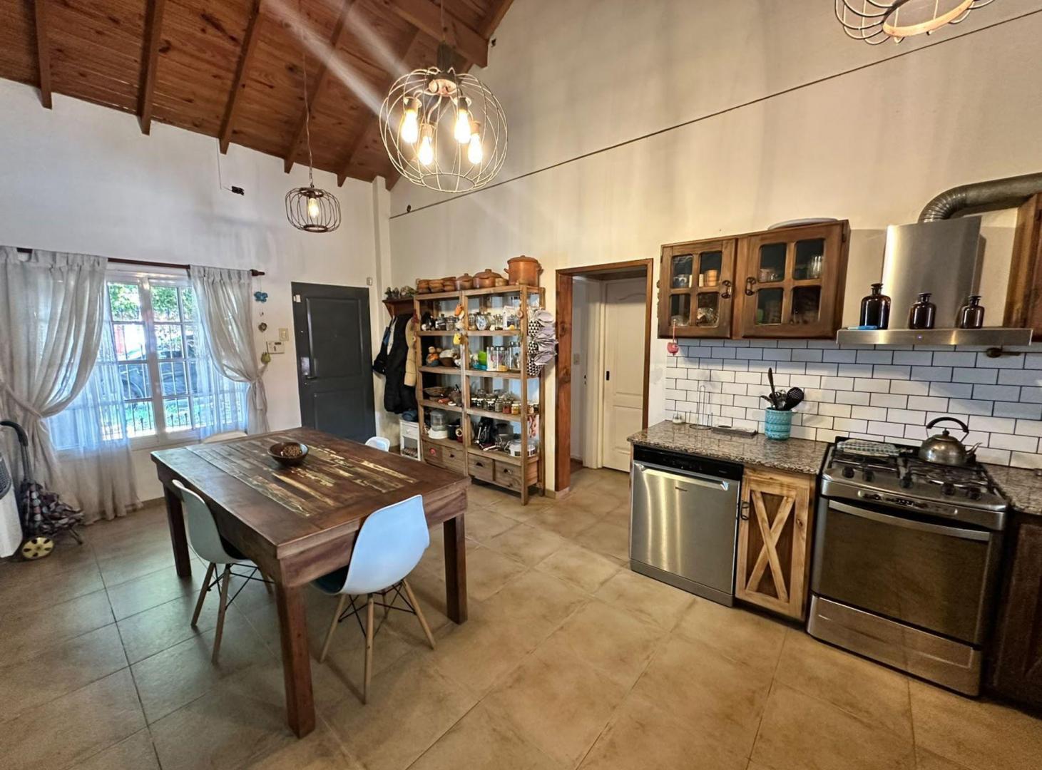 Foto de CASA 5 AMB EN VENTA CON PILETA LOMAS DE ZAMORA, imagen 4