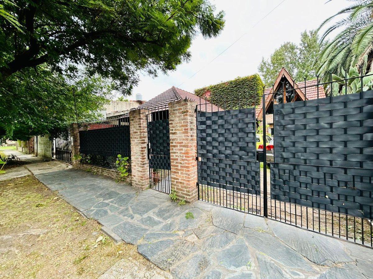 Foto de Casa 5 ambientes con amplio jardin venta Burzaco, imagen 3