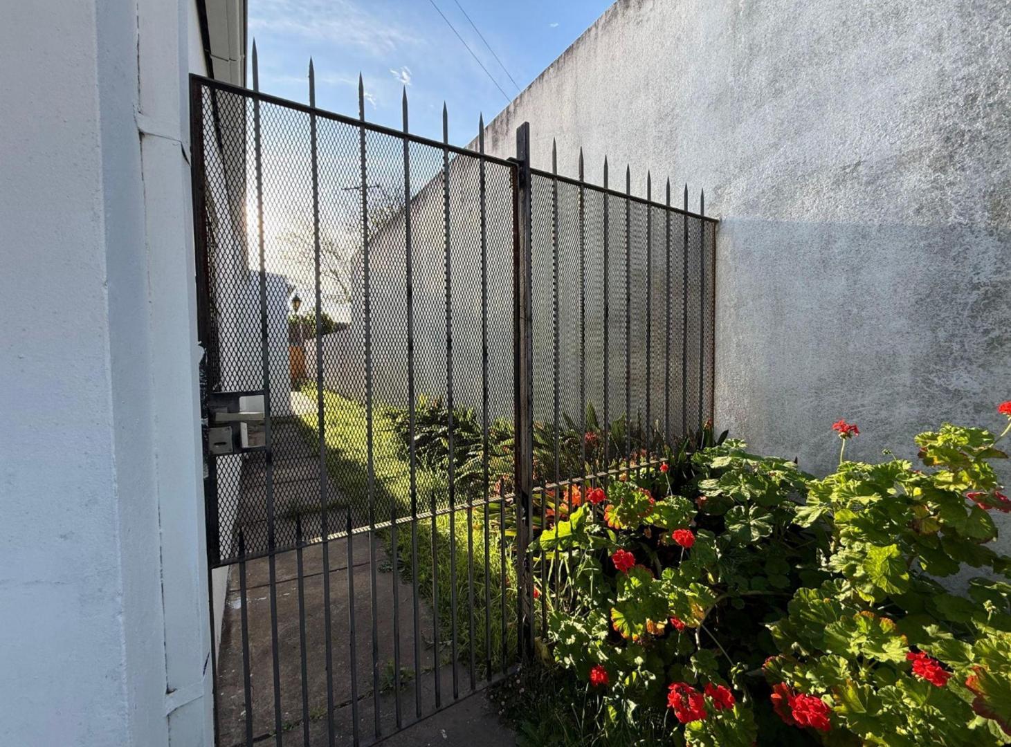 Foto de CASA 4 AMBIENTES VENTA LOMAS DE ZAMORA CON JARDÍN, imagen 4