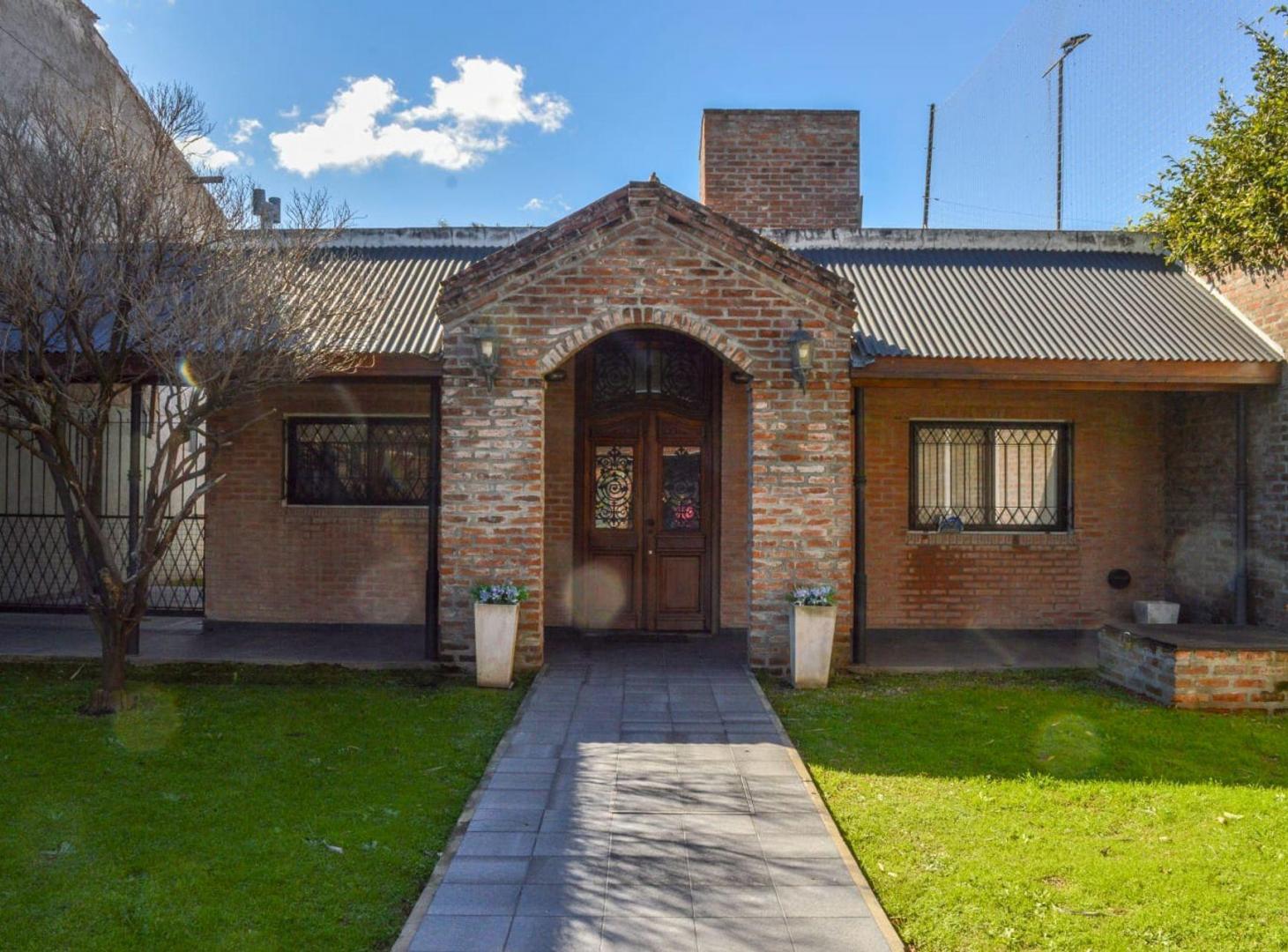 Foto de CASA EN VENTA 4 AMBIENTES CON AMPLIO FONDO ADROGUE, imagen 1