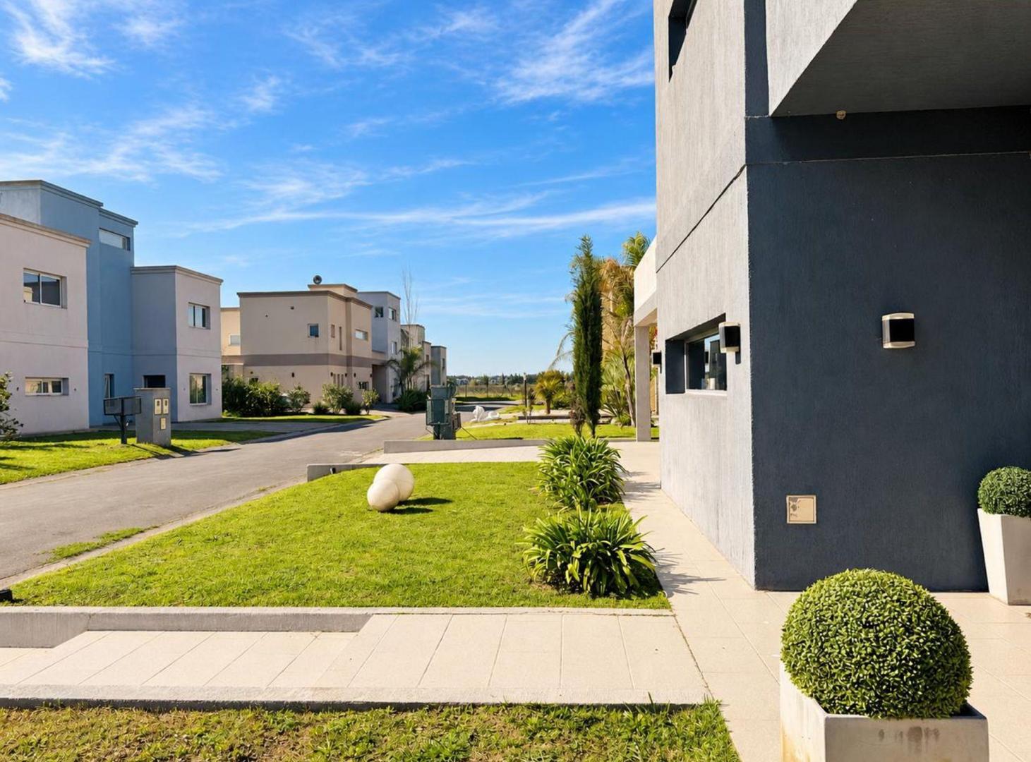 Foto de CASA EN DOS PLANTAS C/PILETA CASUARINAS PREMIUM, imagen 3