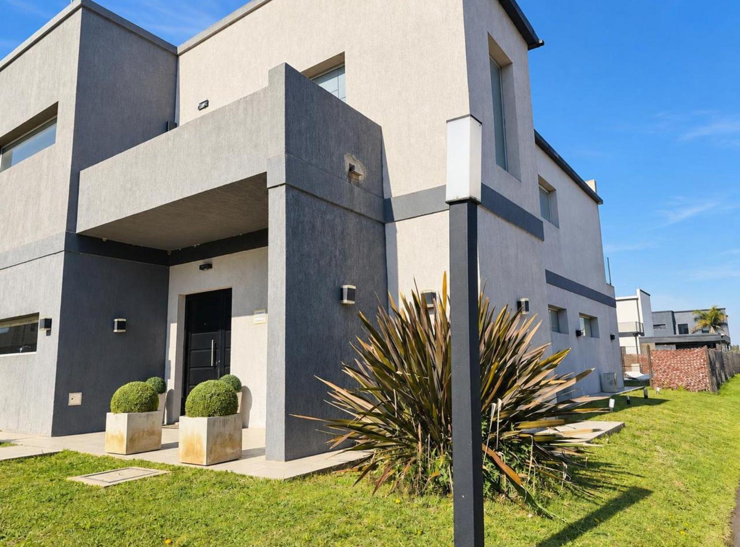 Foto de CASA EN DOS PLANTAS C/PILETA CASUARINAS PREMIUM, imagen 1