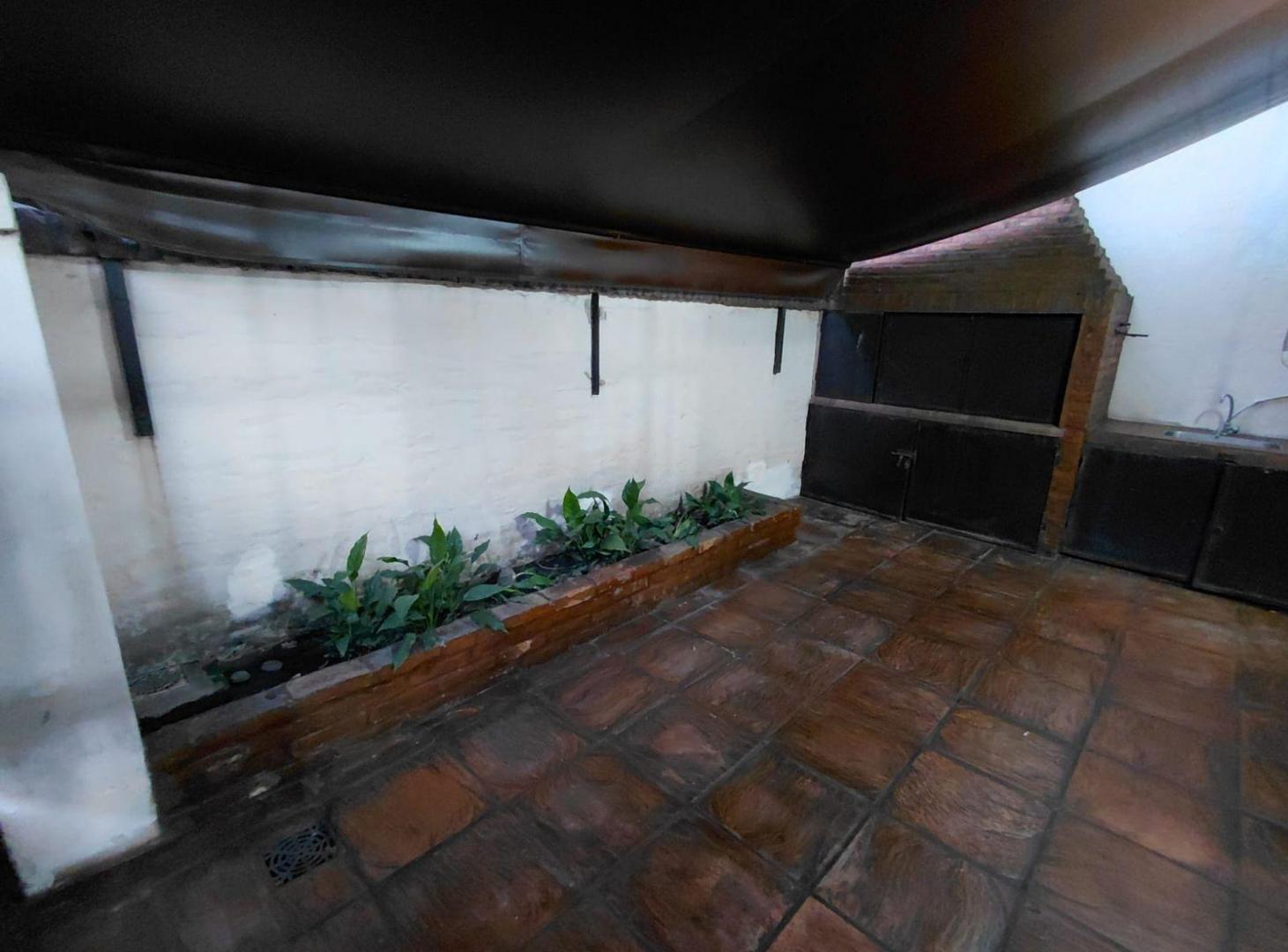 Foto de Duplex 4 ambientes en venta en Banfield, Parrilla, imagen 3