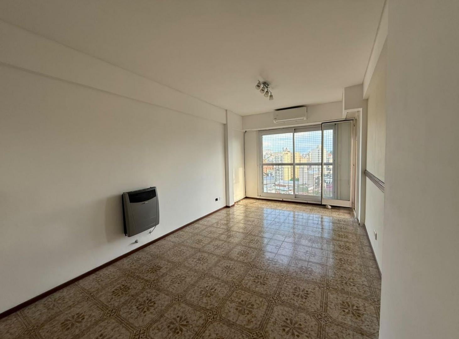 Foto de DEPARTAMENTO 4 AMB. VENTA LANUS OESTE CON BAULERA, imagen 1