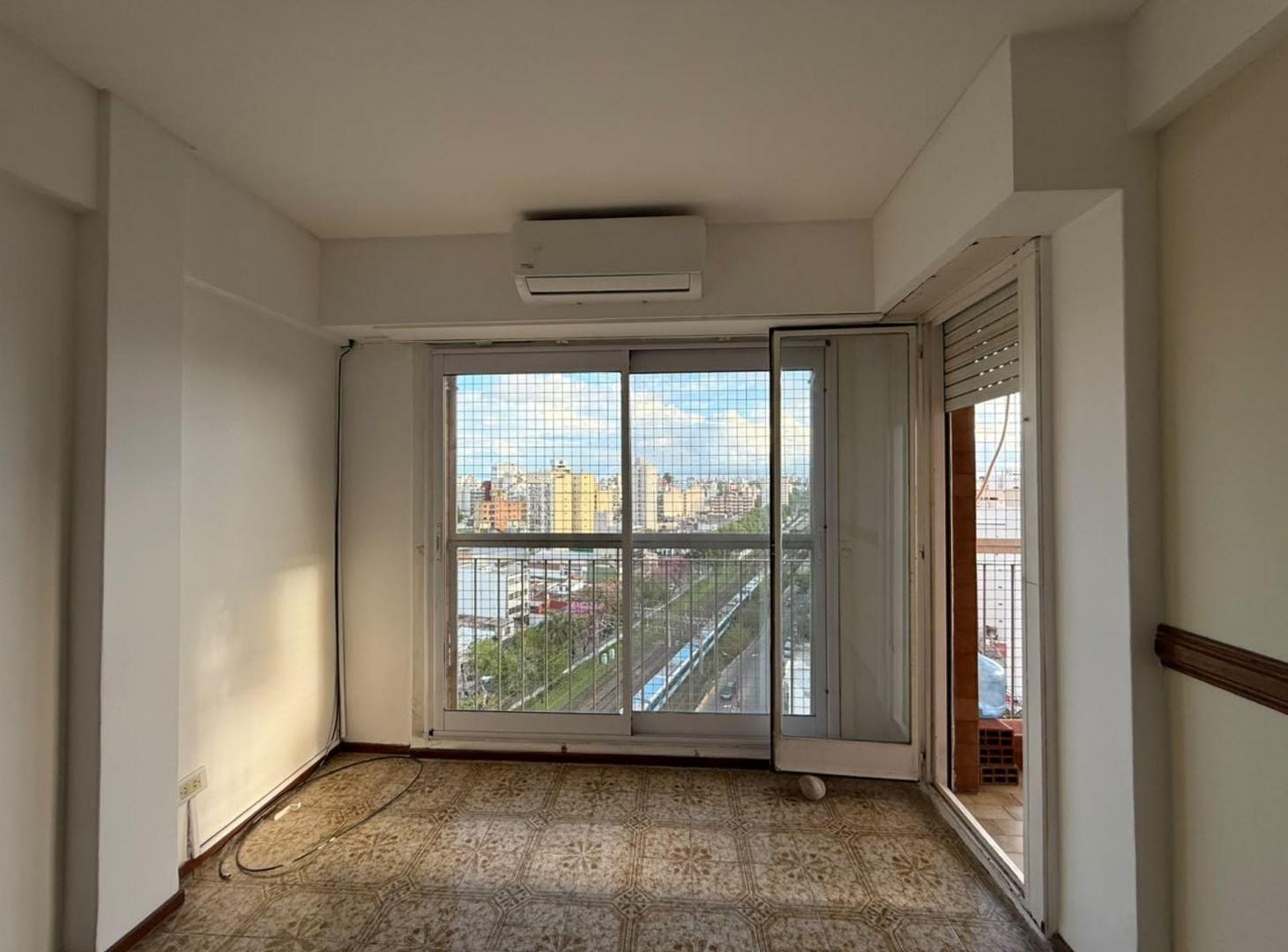 Foto de DEPARTAMENTO 4 AMB. VENTA LANUS OESTE CON BAULERA, imagen 3