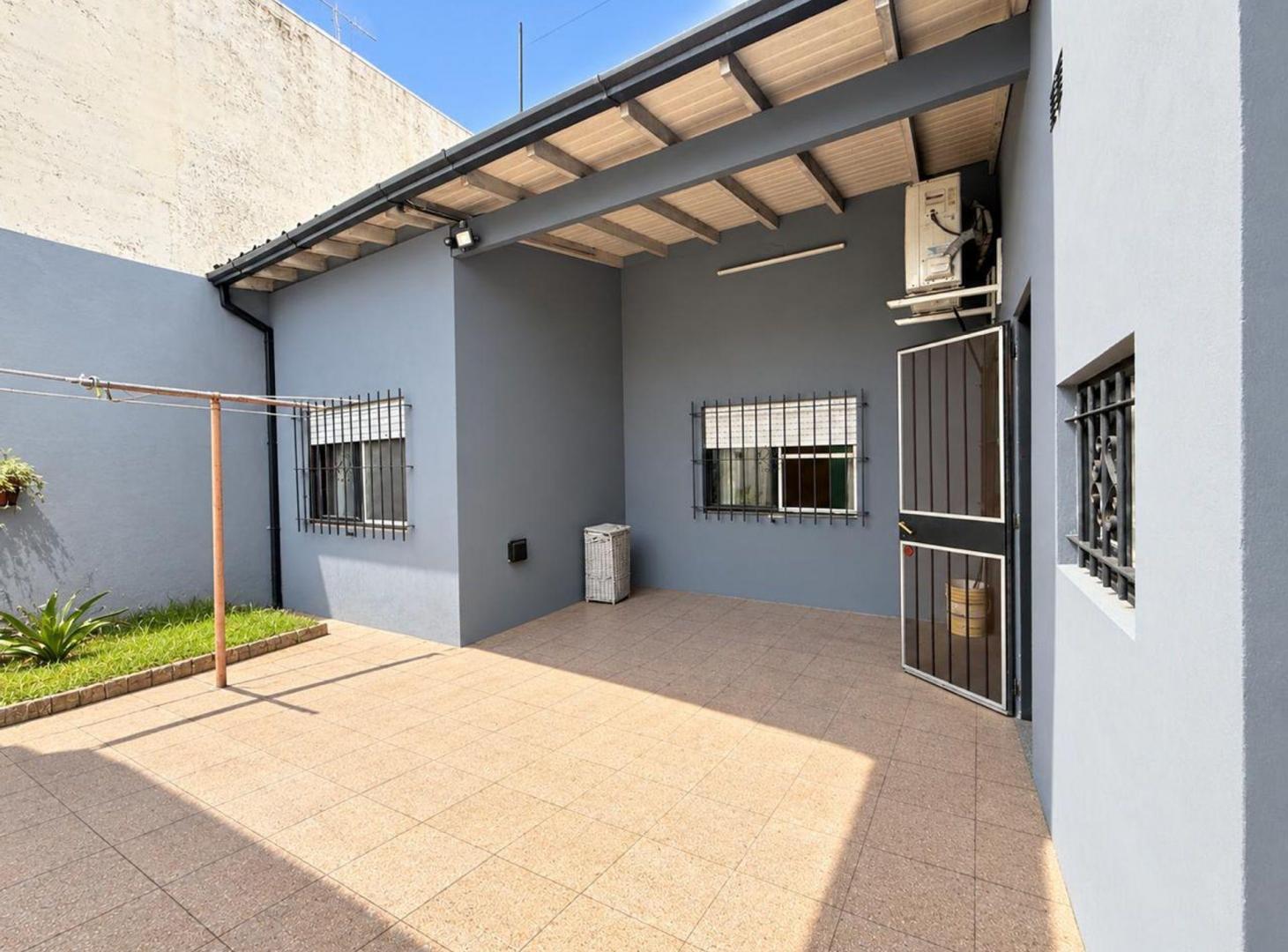 Foto de CASA 3 AMBIENTES EN VENTA BURZACO PATIO Y COCHERA, imagen 4