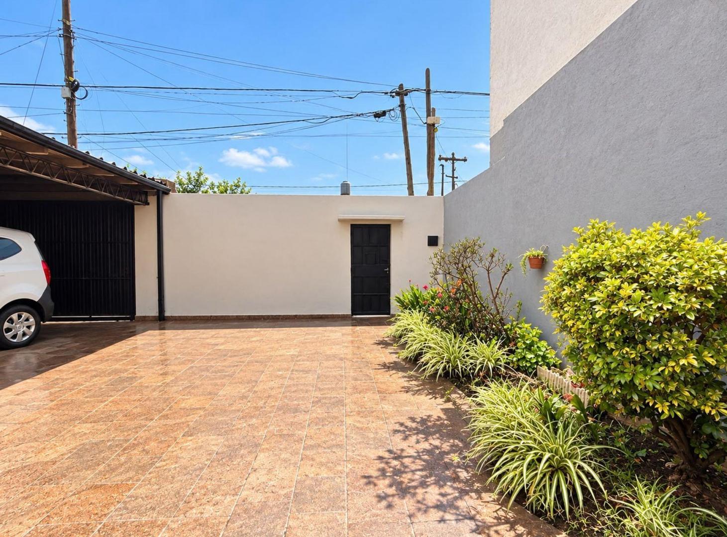 Foto de CASA 3 AMBIENTES EN VENTA BURZACO PATIO Y COCHERA, imagen 3