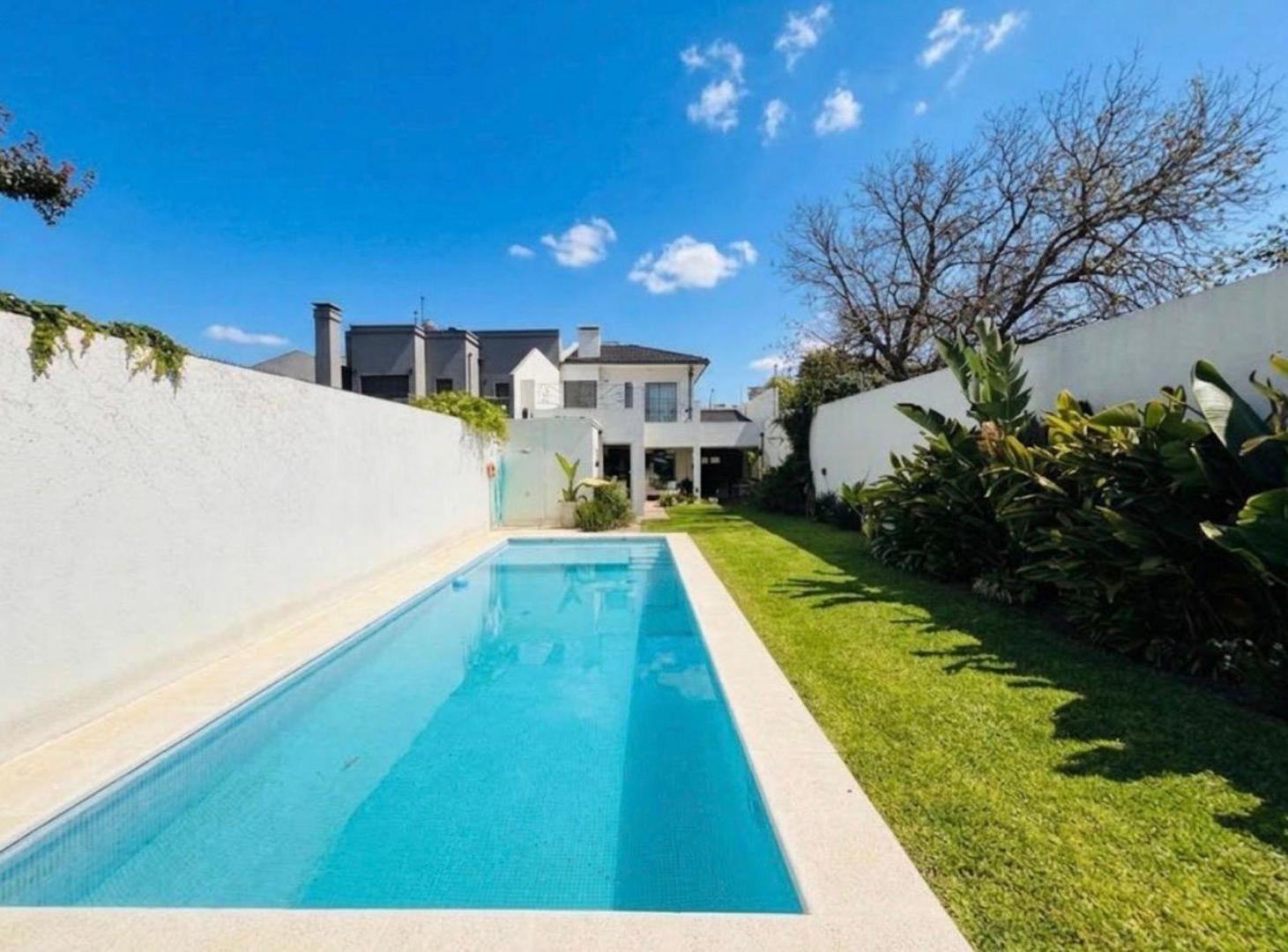 Foto de Casa 5 ambientes pileta venta Remedios de Escalada, imagen 2