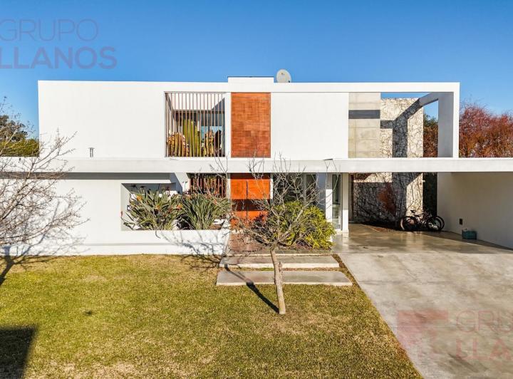 Casa de 5 ambientes en Venta en La Concepción de Luján, diseño y materiales premium
