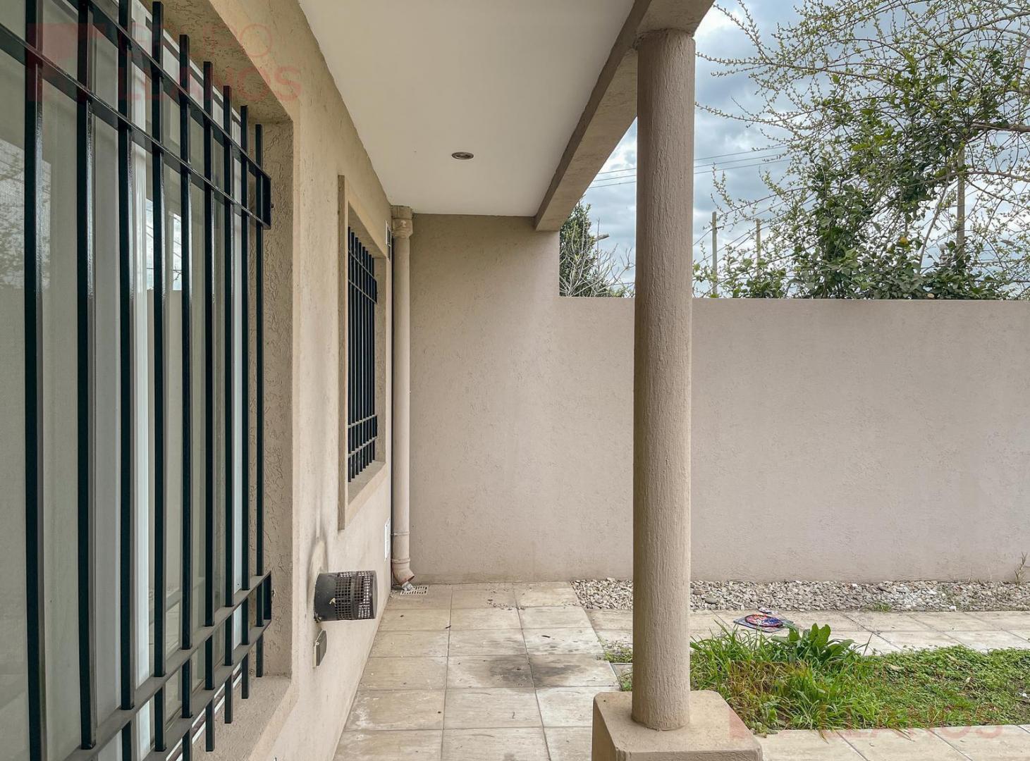 Duplex 3 ambientes en Alquiler en Lujan, con patio y entrada para autos