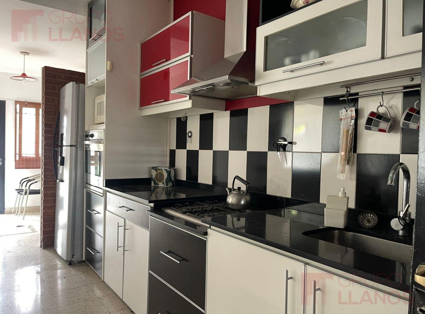 Foto de Casa de 3 ambientes en Venta en Lujan, centro, con Patio, imagen 2