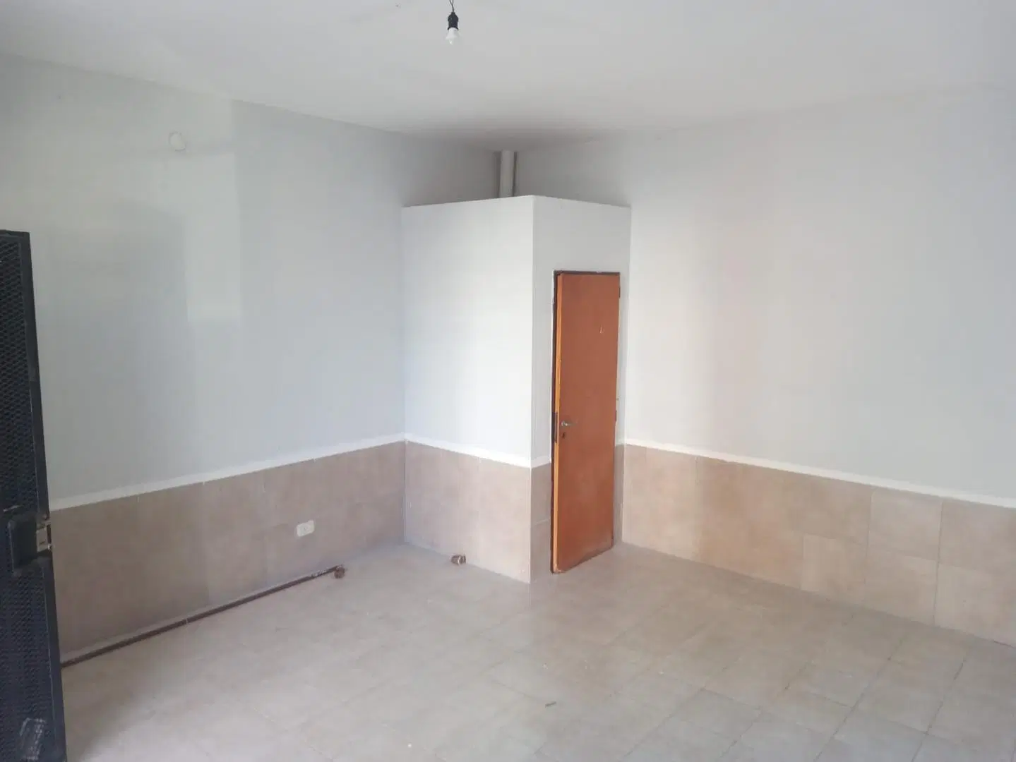 Local al Frente. Entre Rios y Segui. Baño Privado 1