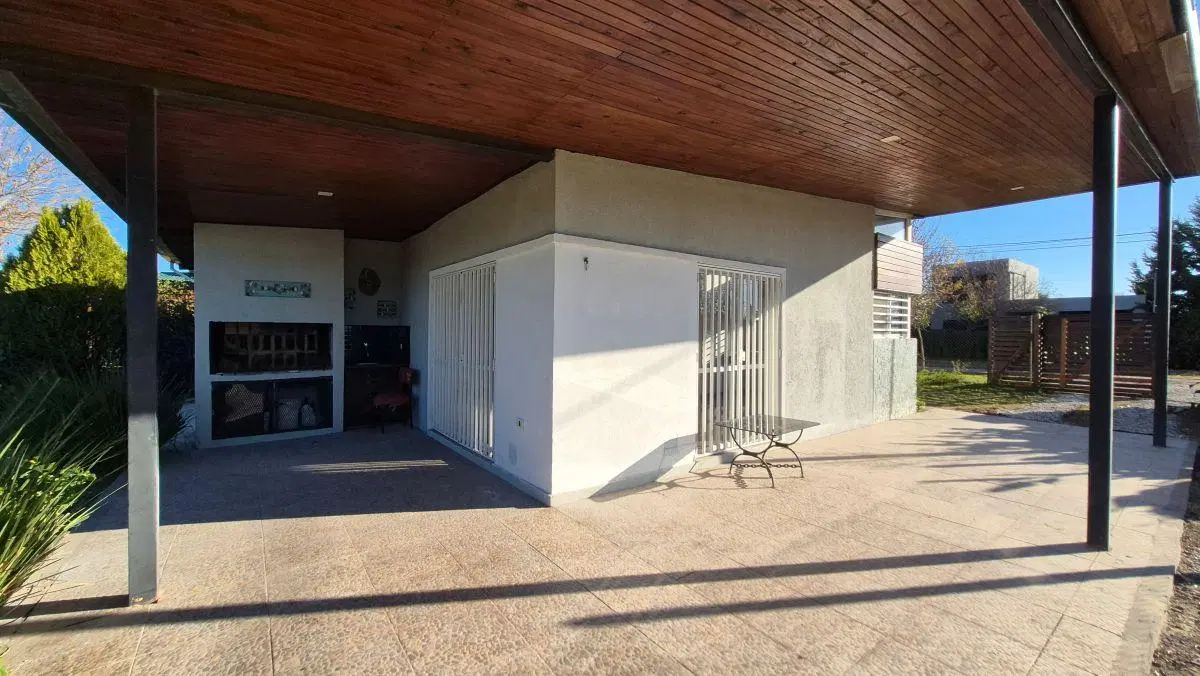 Alquiler Casa de 3 Dormitorios con Terreno y Pileta.- Punta Chacra, Roldan. 2