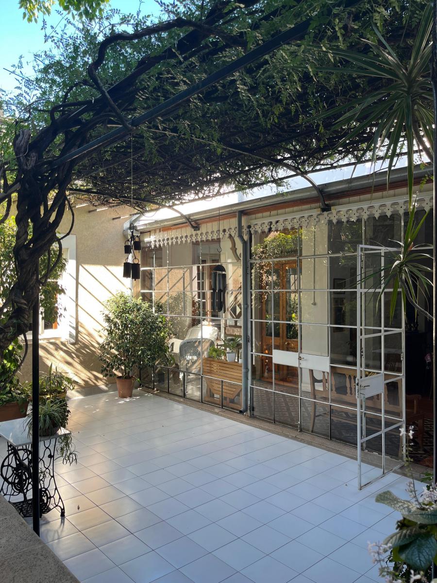 IMPECABLE CASA PLANTA BAJA CON JARDIN