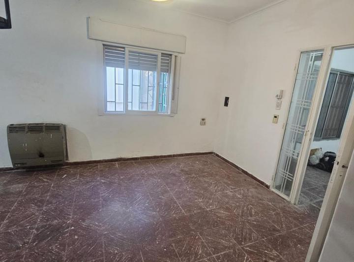 Casa en alquiler  Salvat  al 1000, casa interna ideal 2 famlias, 5 dormitorios, patios. 5