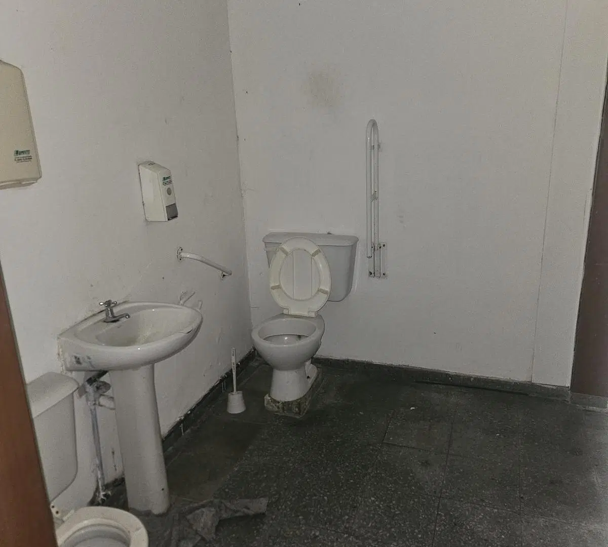 Local Cordoba al 4400, espectacular salon comercial 200 m2, gas naturtal. 2 baños 4