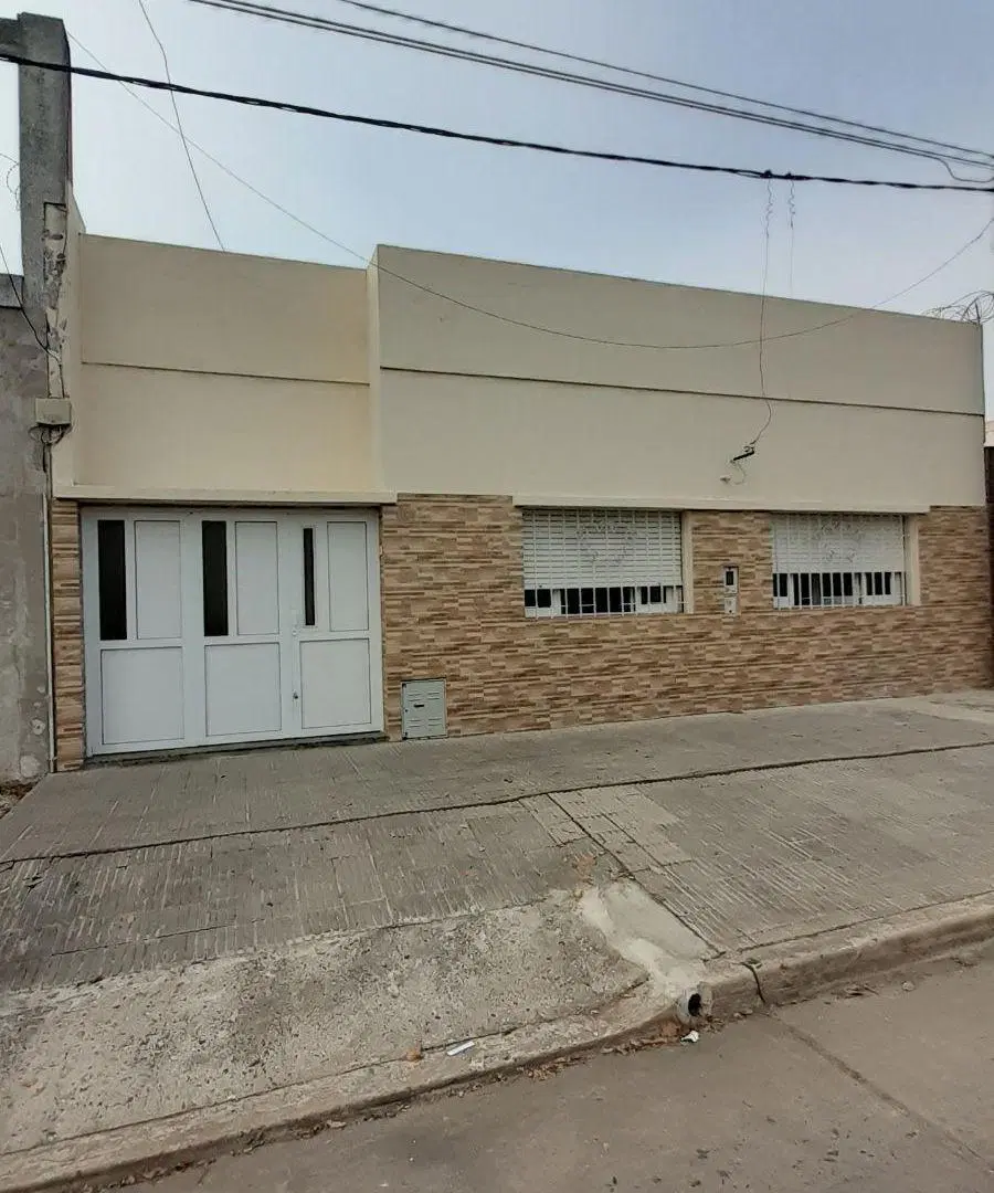 Casa zona norte, Arroyito, 3 dormitorios, patio, asador, cochera, excelente estado 5