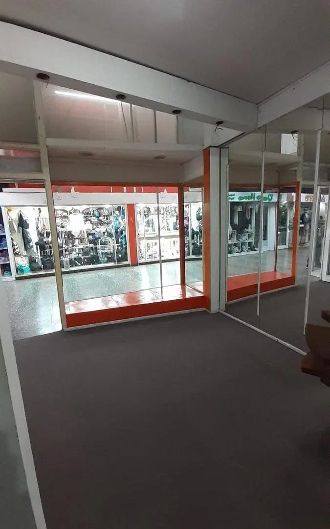 LOCAL COMERCIAL, GLERIA NORTE, EXCELENTE UBICACION, VIDRIERA 4