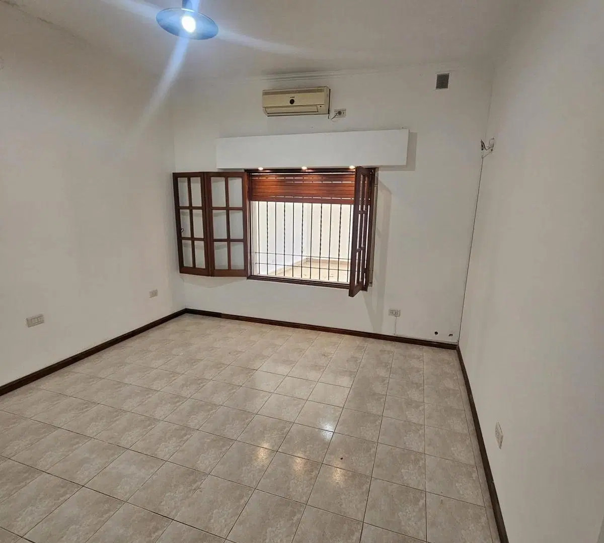CasaJ.M. Estarda  al 400 Grad. Baigorria , metros rio, terreno, 3 dormitorios, 2 cocheras 3