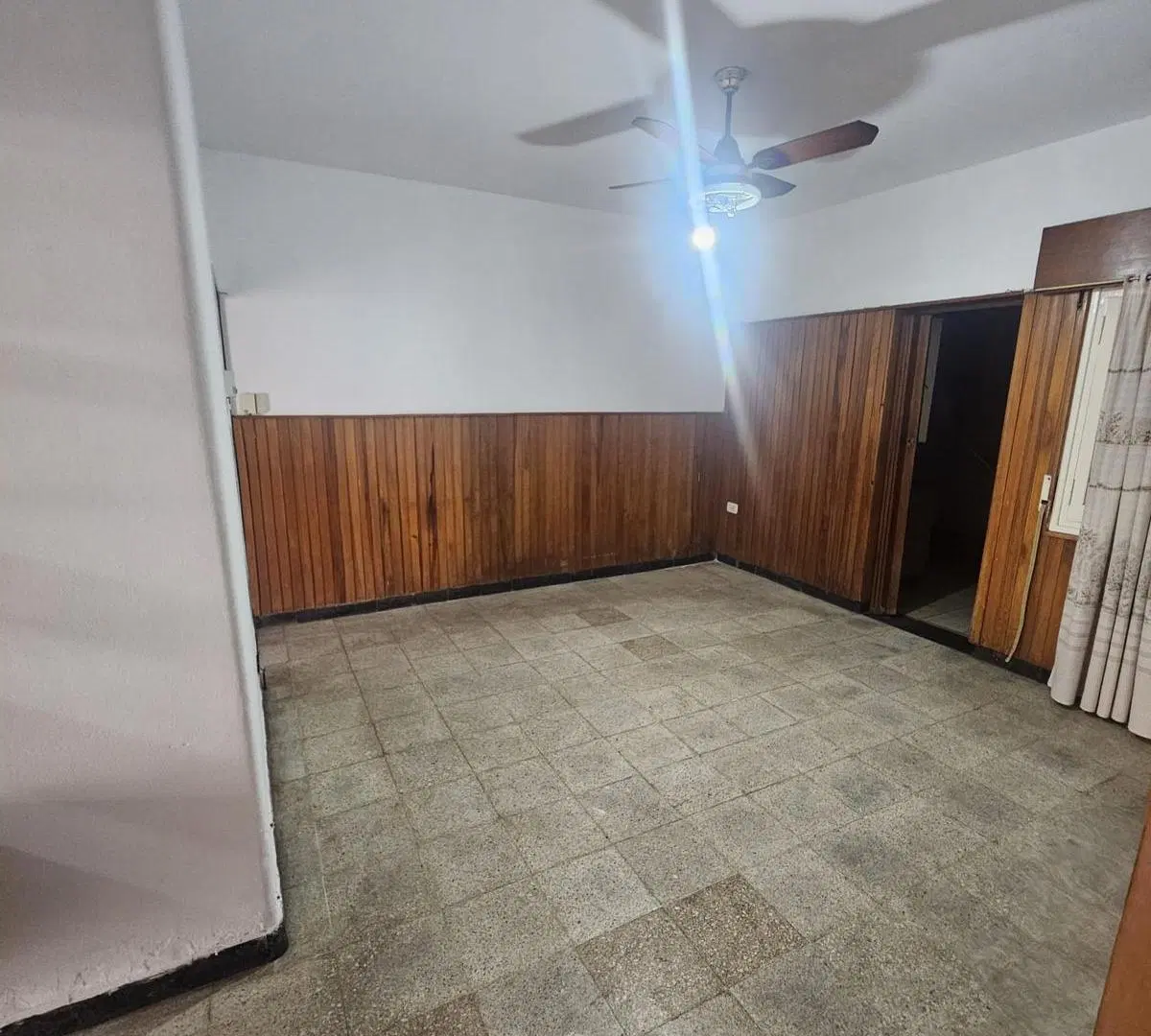 CasaPje. Polonia  al 1600, casa 2 dormitorios con garage, planta alta ideal talleres en general 5