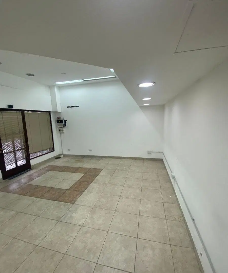Local Comercial al frente con Vivienda o Deposito. 5
