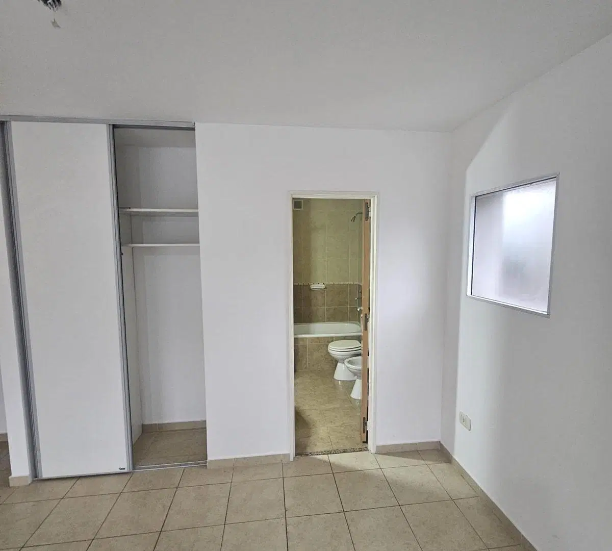DepartamentoAv. Francia al 900, moderno monoambiente, balcon, puerta blindada, gas natural 4