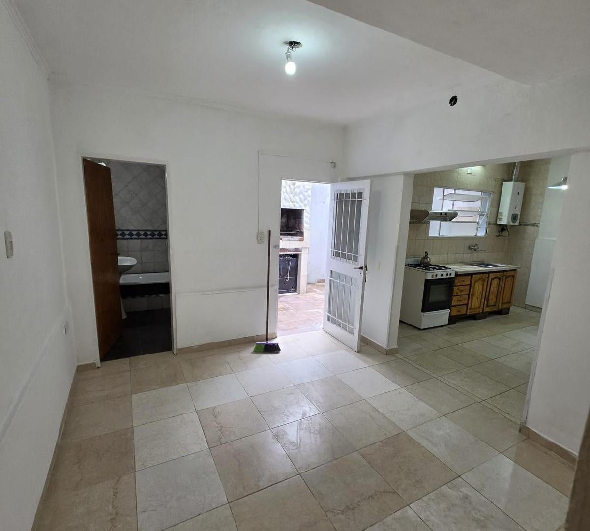 Foto de Departamento planta baja, patio y asador, amlias dependencias, 1, imagen 2