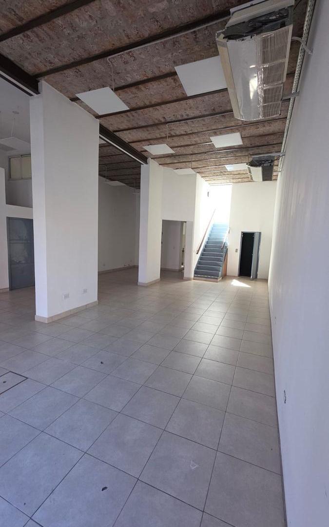 Foto de Alquiler Salon comercial 300 m2, 2 plantas, ascensor, vidrieras, aires, imagen 3
