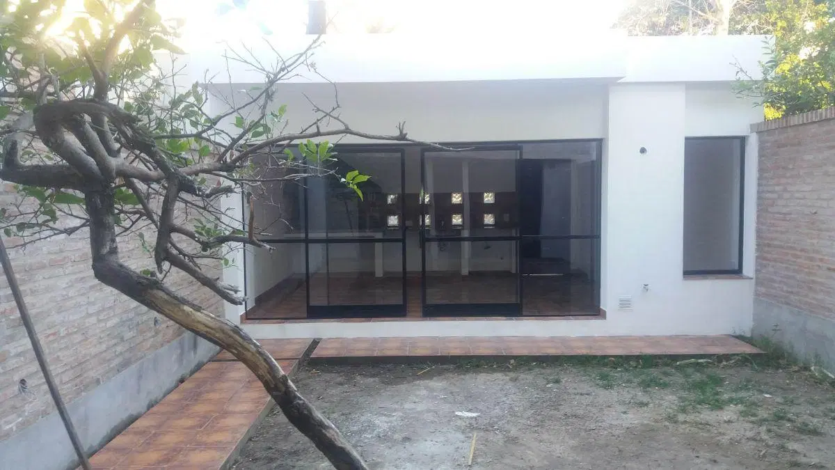 Casa de 2 plantas - cochera, patio jardín, quincho 4