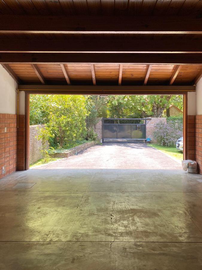 Casa de 4 Dorm. en Venta con Pileta Quincho Fisherton 3