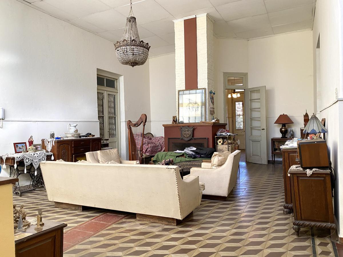 Casa de 5 dormitorios a reciclar en venta Roldan ideal proyecto