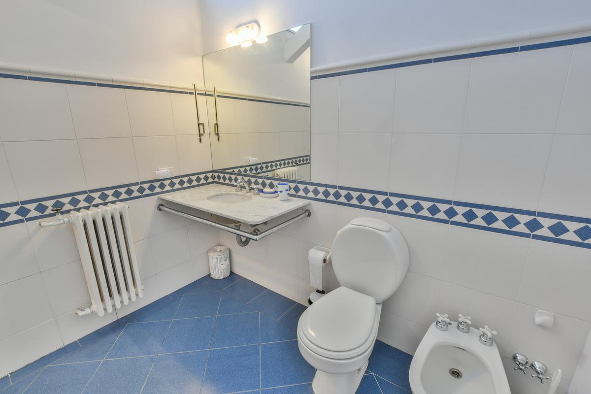 Casa de Categoría en Fisherton Tradicional - 7 Dorm. - Pileta - Quincho - Amplio Jardín 5