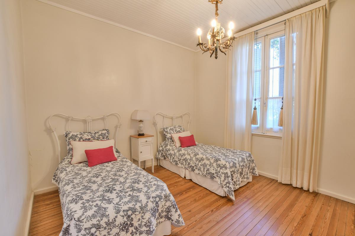 Casa de Categoría en Fisherton Tradicional - 7 Dorm. - Pileta - Quincho - Amplio Jardín 2