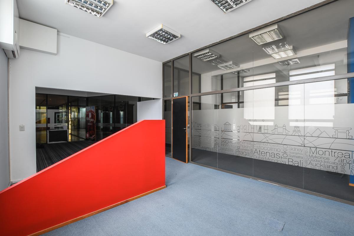 Oficina amplia en alquiler y venta Categoría Microcentro
