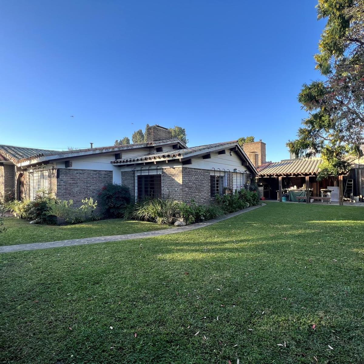Casa Venta Fisherton Rosario Morrison Al 7800 Pileta Quincho Abierto Parrillero Jardin 4