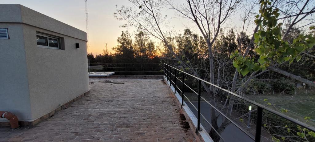 Casa 4 Dorm. a Estrenar en Venta Fisherton Country Los Pasos 1 Barrio Privado Pileta 5