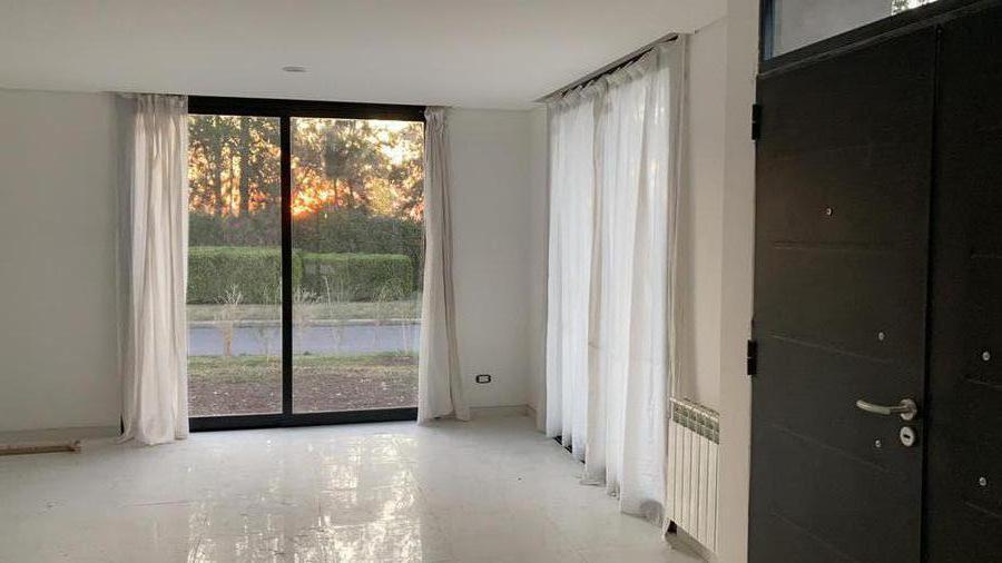 Casa 4 Dorm. a Estrenar en Venta Fisherton Country Los Pasos 1 Barrio Privado Pileta 2