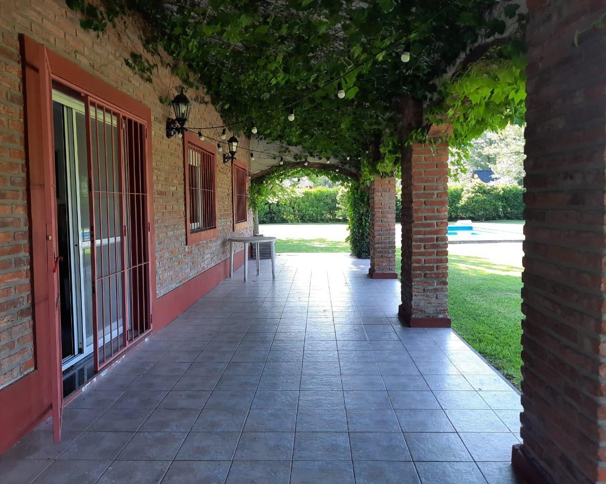 CASA VENTA TERRENO 2.400 M2 2 DORMITORIOS QUINCHO JARDIN PISCINA BARRIO LOS AROMOS ROLDAN