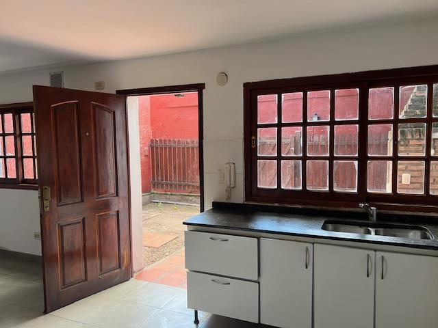 Casa de pasillo a la Venta , 1 dormitorio en planta alta, patio , parrilla