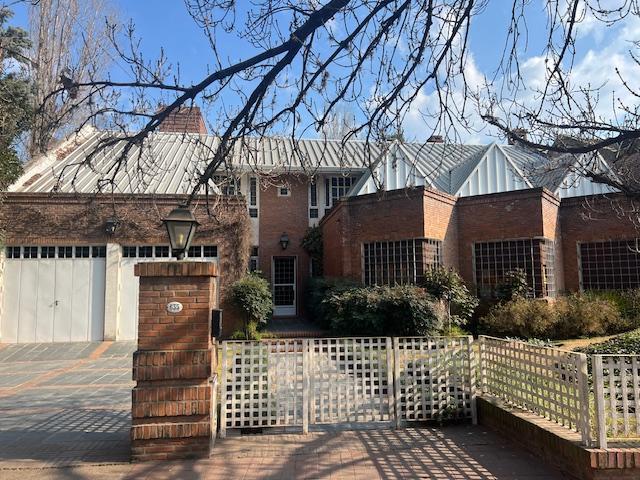 Casa en Venta,  Fisherton tradicional, 4 dormitorios, pileta 2