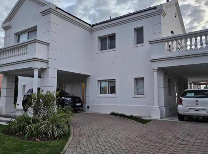 Alquiler permanente, casa en  Barrio cerrado Funes Hill Miraflores 4