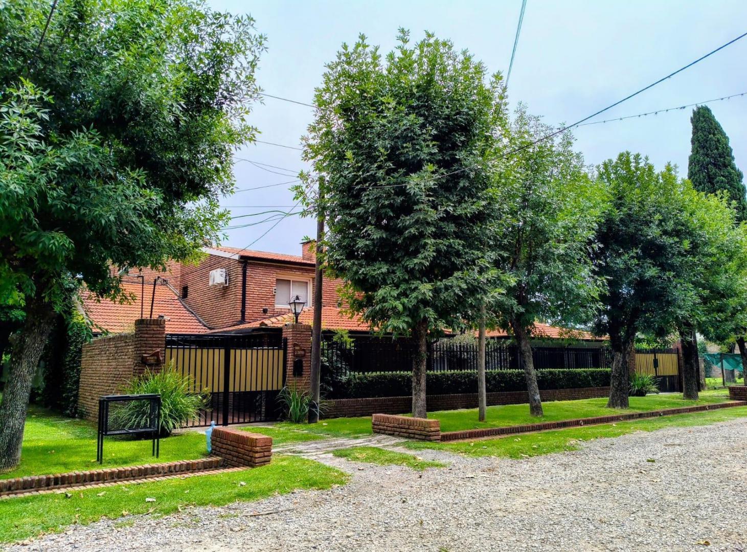 CASA VENTA TRES DORMITORIOS EXCELENTE UBICACION CALIDAD PATIO JARDIN QUINCHO PISCINA FUNES
