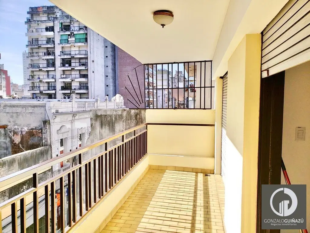 Departamento en Venta cuatro Dormitorios y Cochera. Centro 1