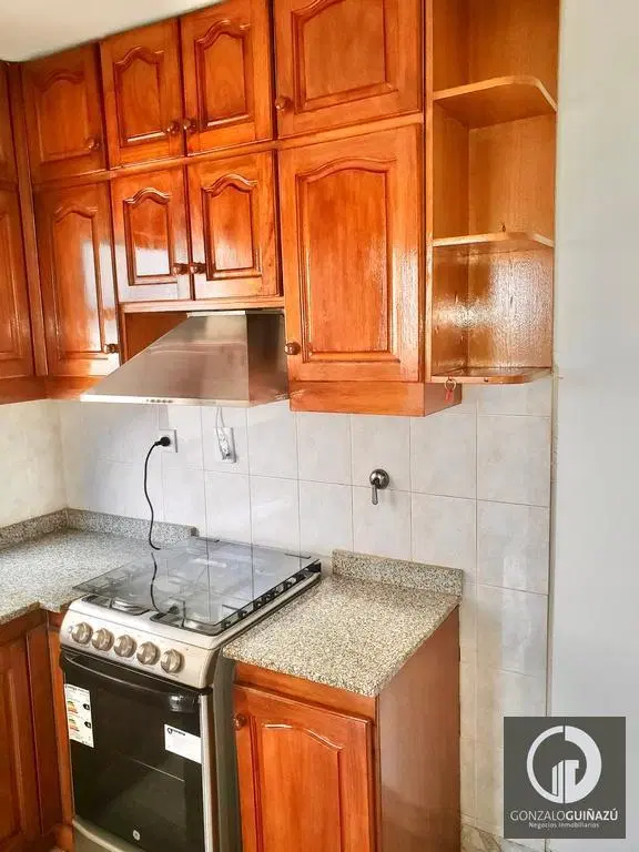 Departamento en Venta cuatro Dormitorios y Cochera. Centro 2