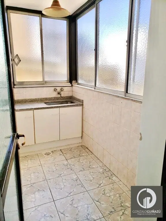 Departamento en Venta cuatro Dormitorios y Cochera. Centro 5
