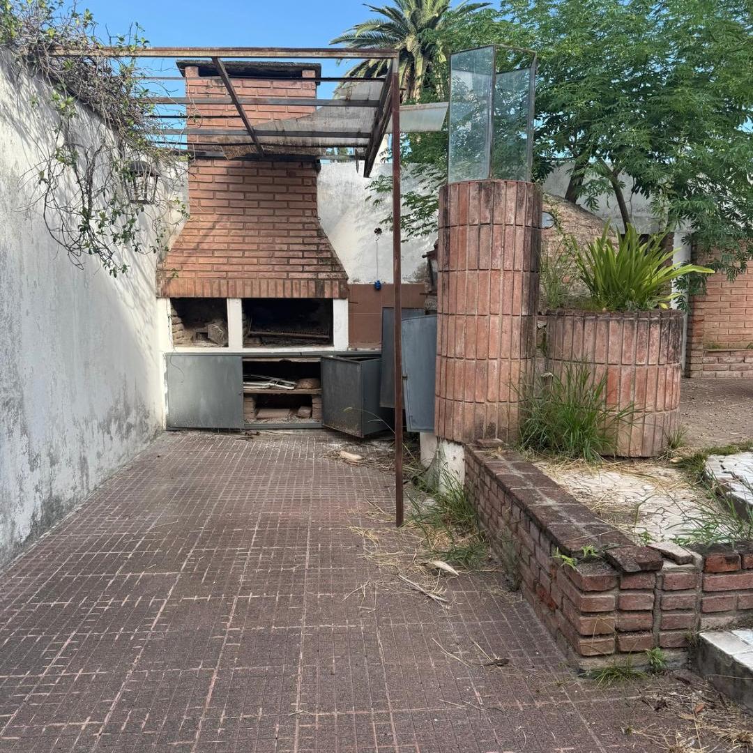 ¡OPORTUNIDAD- CASA EN VENTA EN LA CALERA- 675 m2, 4 baños, 4 habitaciones y mas!