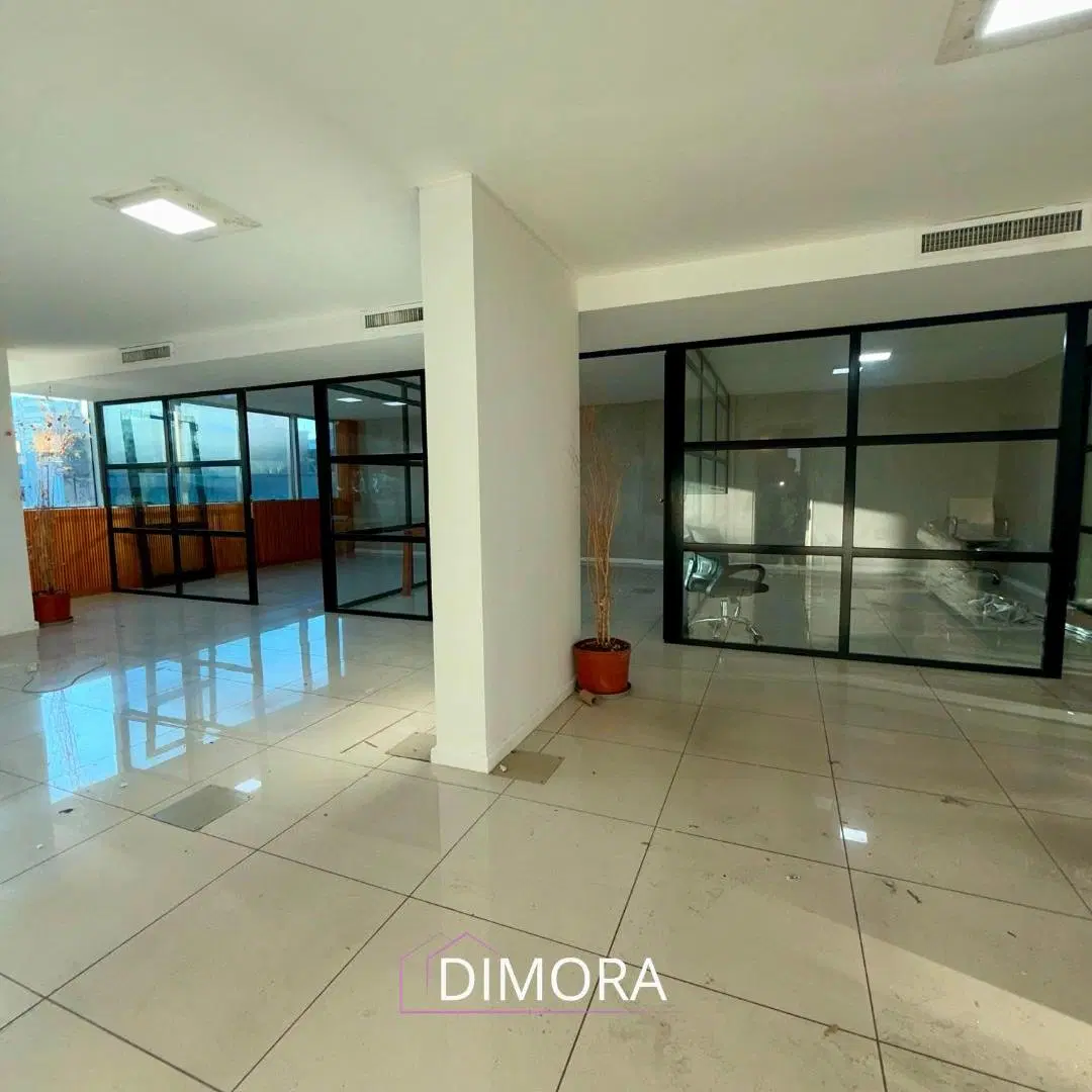 OFICINA EN VENTA - CENTRO DE CÓRDOBA: Excelente ubicación, con 126 m², 2 baños, subdivisiones y más! 3