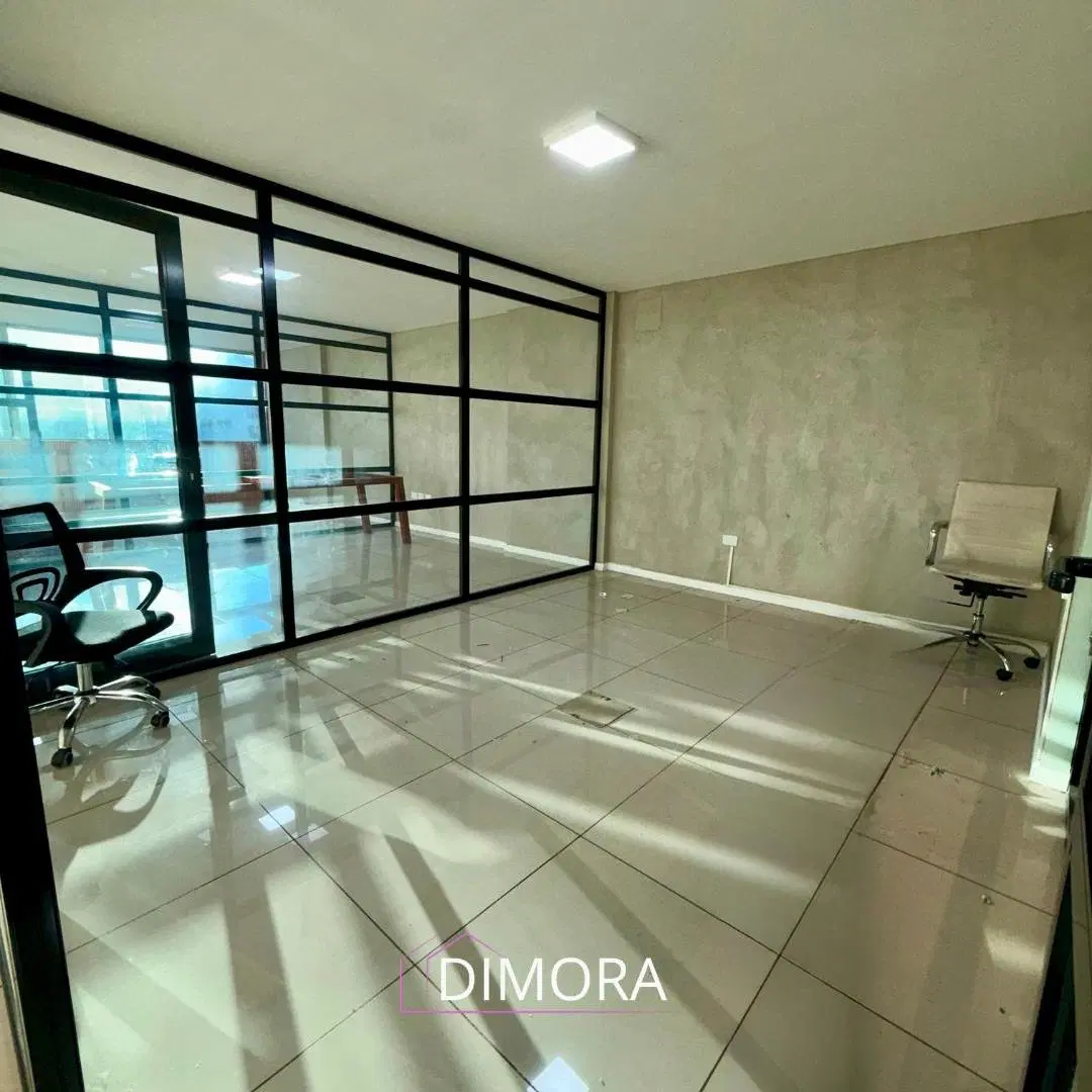 OFICINA EN VENTA - CENTRO DE CÓRDOBA: Excelente ubicación, con 126 m², 2 baños, subdivisiones y más! 2